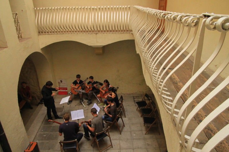 Glasbeniki v notranjem dvorišču Starega Župnišča