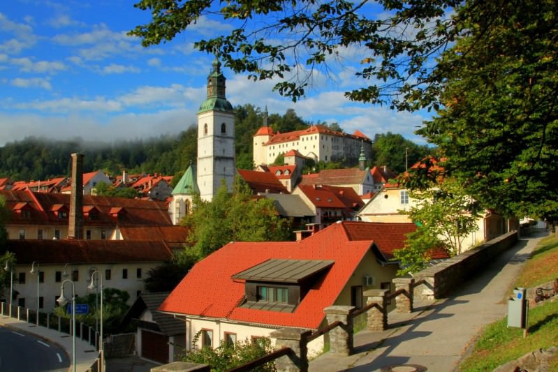 Stara tovarna Šešir, cerkev Sv. Jakoba in Loški grad