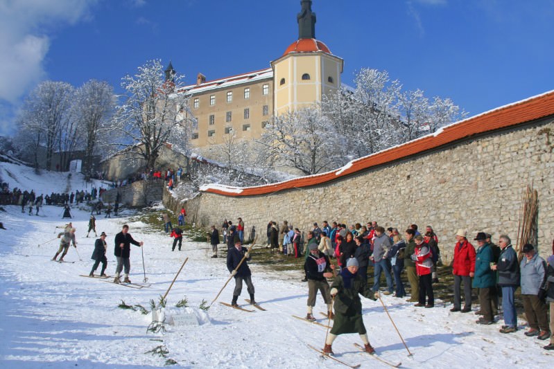 Smučanje po starem na hribu pod gradom