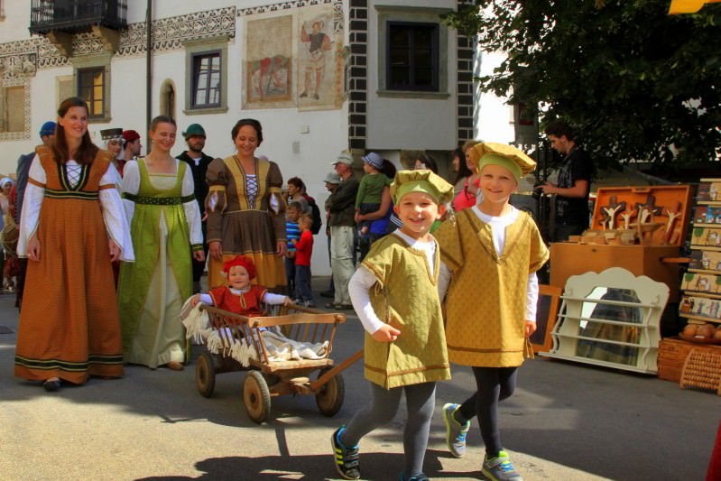 Sprevod meščanov na festivalu Historial