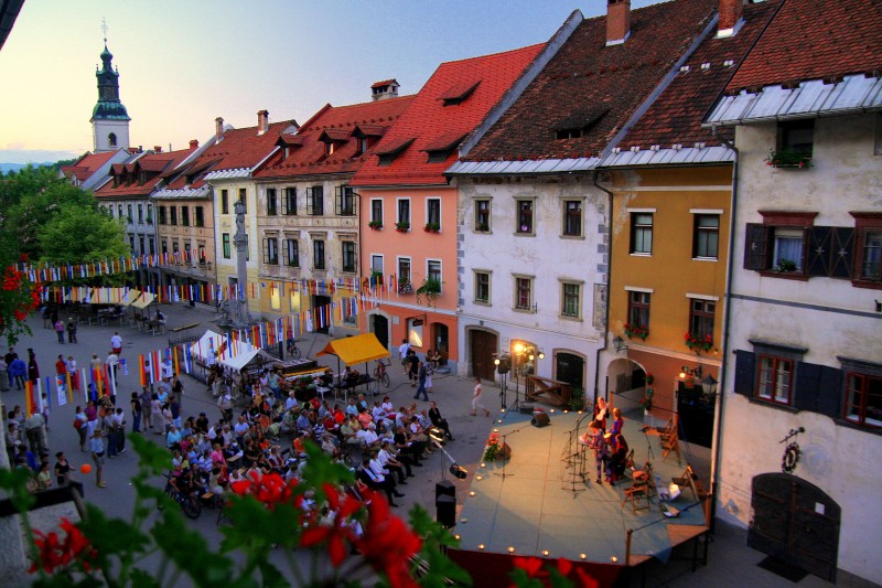 Večerno dogajanje na Mestnem trgu