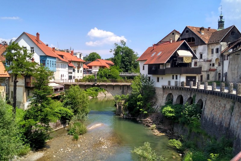 Selška Sora z mestnim obzidjem