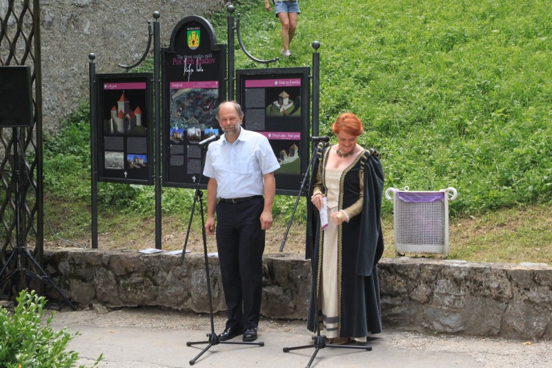 Informativna tabla poti na Loškem gradu ob otvoritvi poti